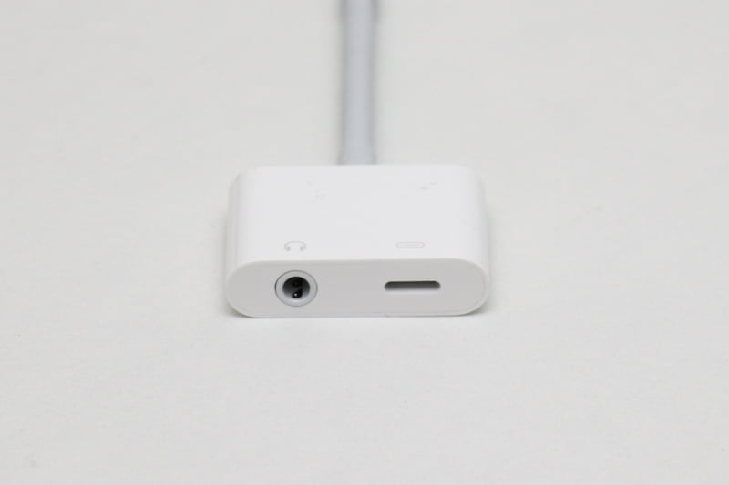 3.5mmの4極ジャックとLightningポート