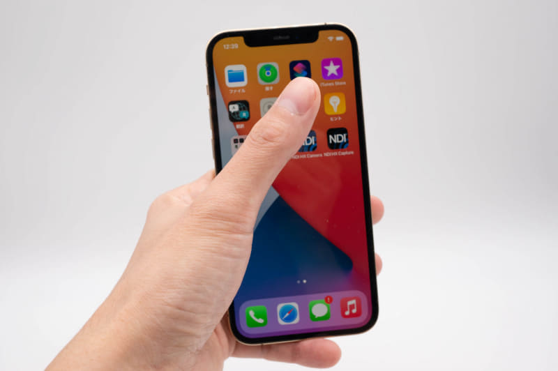 iPhone 12/12 Proは片手でもそこそこ操作できるが、スマホリングが欲しいし、画面の端が遠い