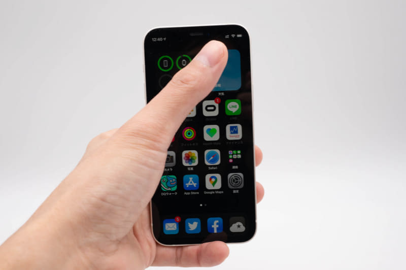iPhone 12 miniは片手でも画面の端までストレスなくタップできる。このサイズ感を待ってたんだ……