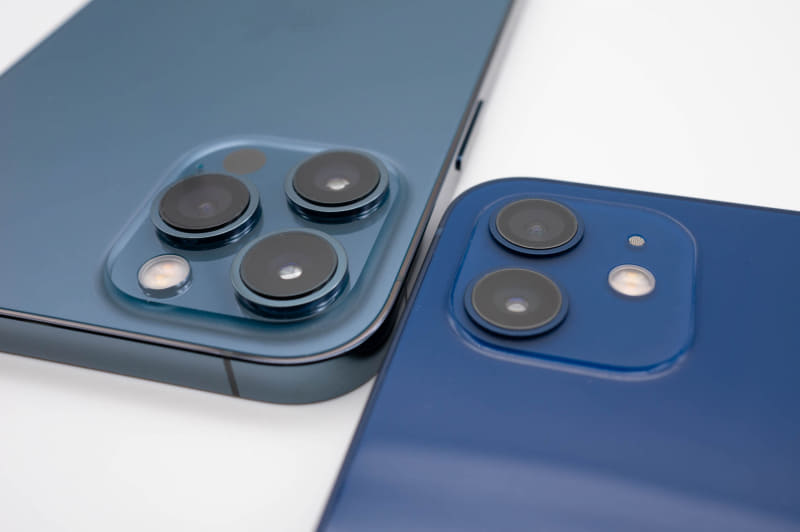 iPhone 12 Pro Max（左）は他モデルよりもカメラ部分がやや大きい。標準広角カメラのセンサーが大きく、望遠カメラの倍率が高いためと思われる