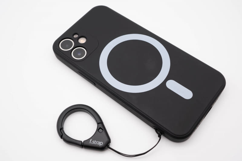 それでも筆者はiPhone 12 miniにケースとリングストラップを付けている。落下破損防止は重要である