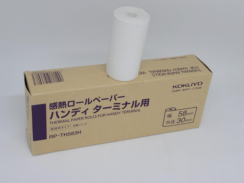 一般的なPOSレジスター用の標準感熱ロールペーパーが使えるので入手は簡単