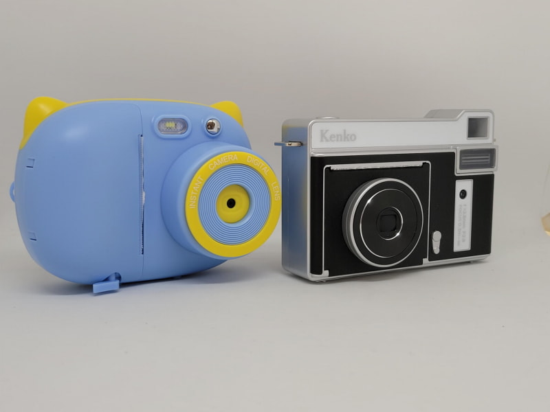 スペックも違うが、外観デザインも大きく異なる2台のトイカメラ。読者はどちらを選ぶだろうか