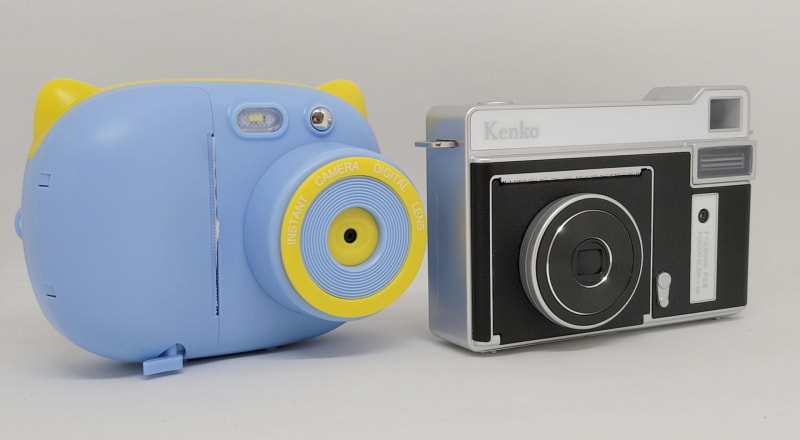 筆者が長く愛用してる中華製の安価なトイカメラ（左）と今回のケンコー・トキナーのモノクロインスタントカメラKC-TY01