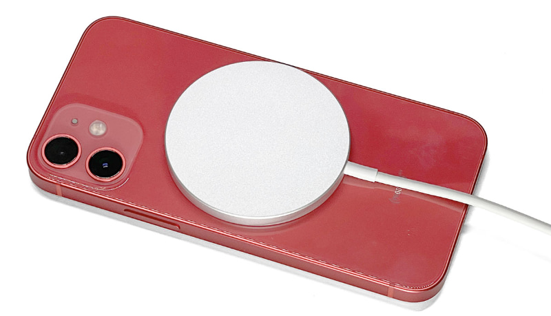 iPhone 12 mini背面にMagSafe充電器を吸着させてQi充電している様子。MagSafe充電器はiPhone 12シリーズ背面の正しい位置に吸着されてズレないので、給電側・受電側のコイルが常に正しい位置関係となり、最適な状態で充電できる