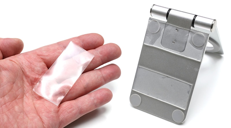 対処策として、透明の強力両面テープ(剥がせるタイプ)をスタンド底面に貼り、スタンドが机上から動かないように固定した。この強力な透明両面テープは、ネットにて「魔法のテープ」で検索すると多数ヒットする。このテープで机上に固定したスタンドを剥がす場合は、机面とスタンド底面を水平方向にねじるようにすると容易に外れる