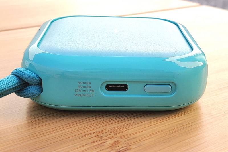 最大18Wで入出力可能なUSB Type-Cポート。右側にはワイヤレス充電をONにする電源ボタンが付いている