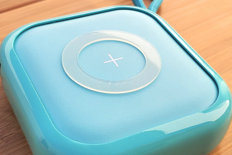 付属の滑り止めパッドを貼り付けたところ。シリコン製なので何度でも付けたり外したりできるのがありがたい