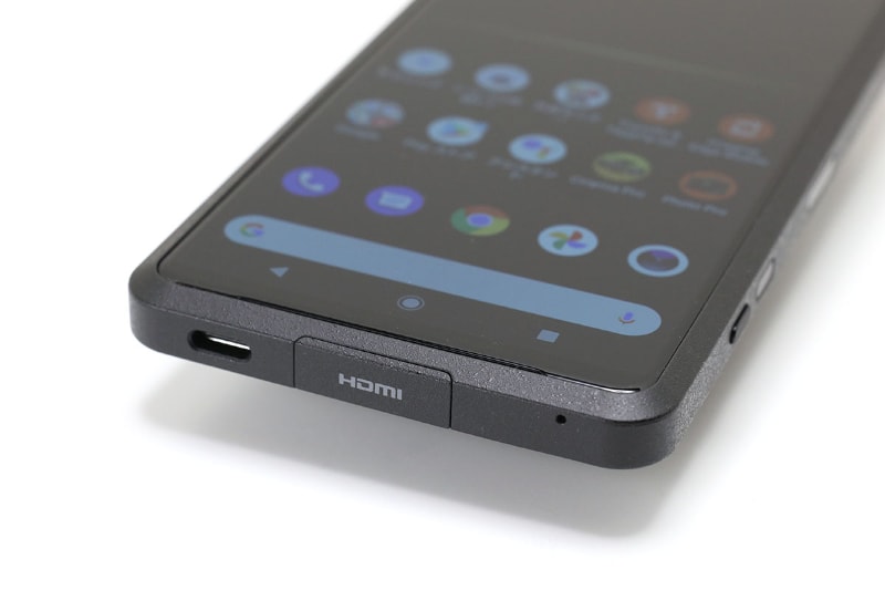Xperia PRO本体下部にはHDMI端子（micro HDMI）がある。この端子を経由して各種映像機器からの映像を入力できる。