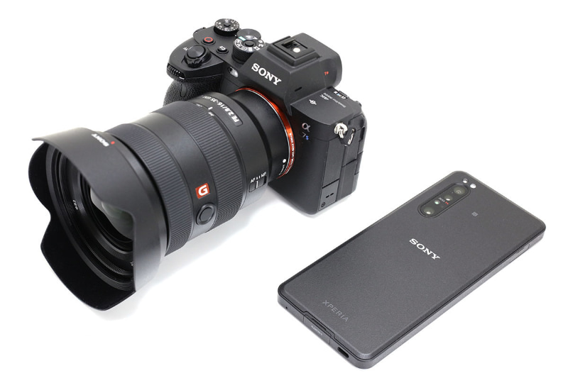 Xperia PROとα7S IIIだけでライブ配信を行える。デジタルカメラは他の機種でもOKで、ビデオカメラを接続することも可能。