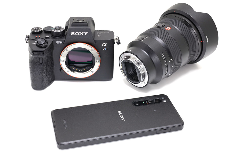 デジタルカメラの映像をそのままライブ配信できる。スマートフォン単体でのライブ配信と比べると映像クオリティの差は圧倒的だ。レンズ交換式デジタルカメラを使えば、幅広い焦点距離のレンズを活用できる。