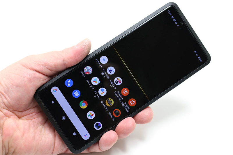 一見、普通のスマートフォン。しかし実際は5Gで、離れた場所とネットをライブでつなげられる機器でもあるのだ。