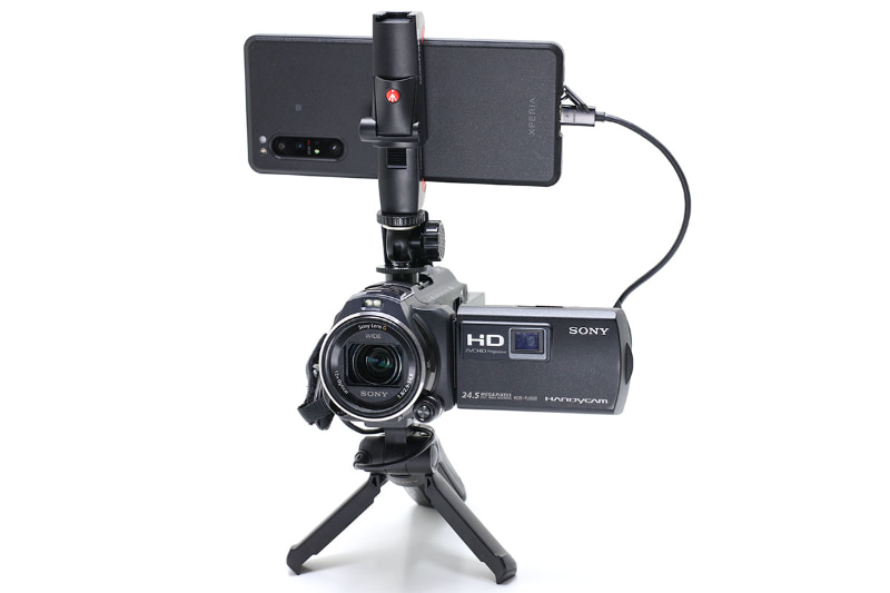 ソニーのデジタルHDビデオカメラレコーダー「HDR-PJ800」とXperia PROをHDMI接続した様子。この状態でビデオカメラの映像をライブ配信することができた。