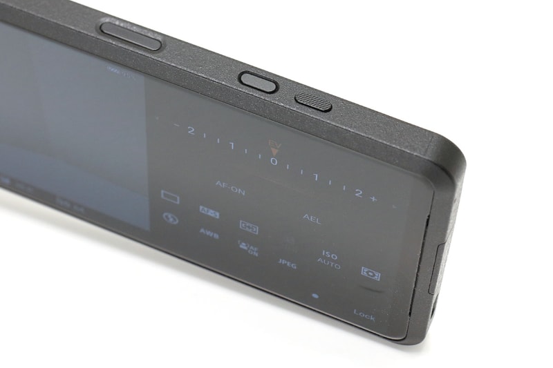 右端のボタンがカメラキー。半押しに対応し、操作感はデジタルカメラと同様だ。電源オフの状態で長押しすることでカメラ機能を起動させられ、手軽に細かなや撮影ができる。
