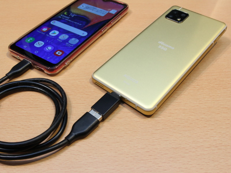 AQUOS sense5G SH-53Aの外部接続端子に「クイックスイッチアダプター」を装着し、USBケーブルで前の機種と接続する