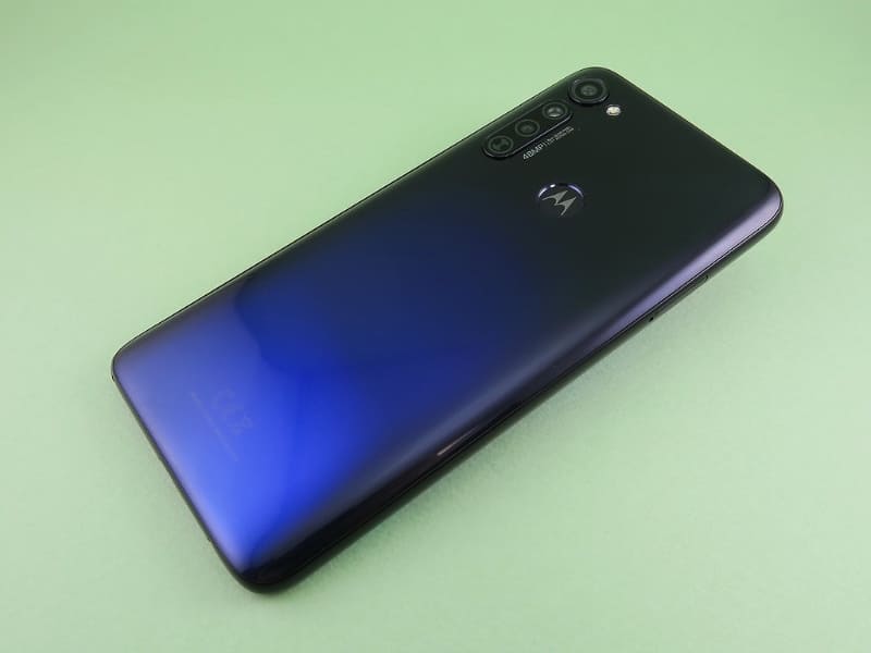 ラウンド仕上げの背面。左上にカメラ、中央の「M」のロゴの部分に指紋センサーが内蔵されている