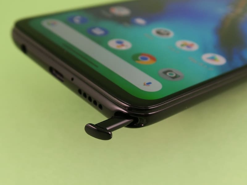 下部の右端の角にスタイラスペンが格納されている。わずかな突起を指先を引っかけて、取り出す構造