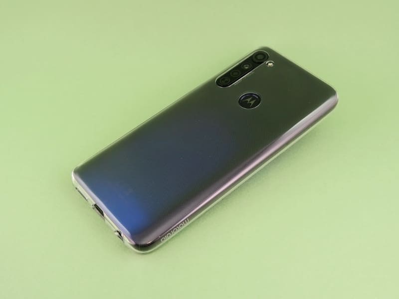 背面にはクリアカバーが装着された状態で出荷される。側面に「motorola」のネームも入っている