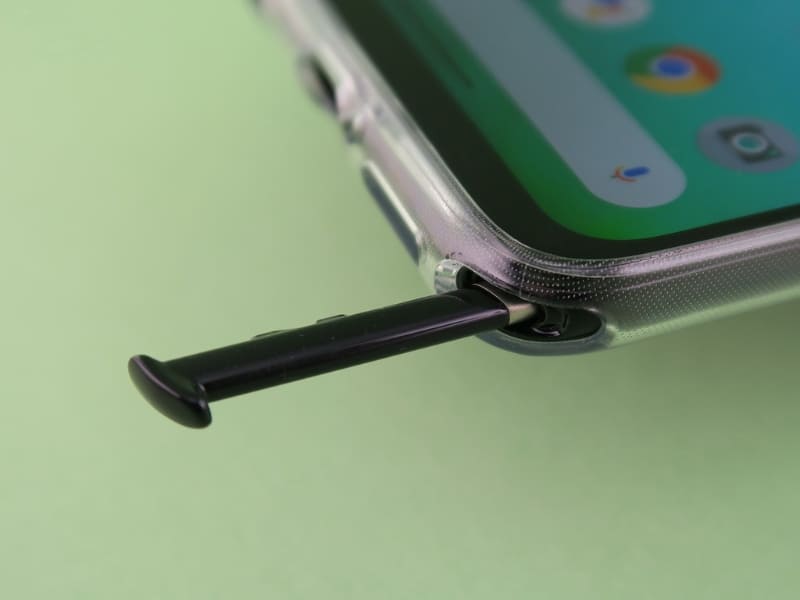 スタイラスペンを取り出す部分は当然、カバーに穴が空けられている。少し大きめなので、取り出しやすい