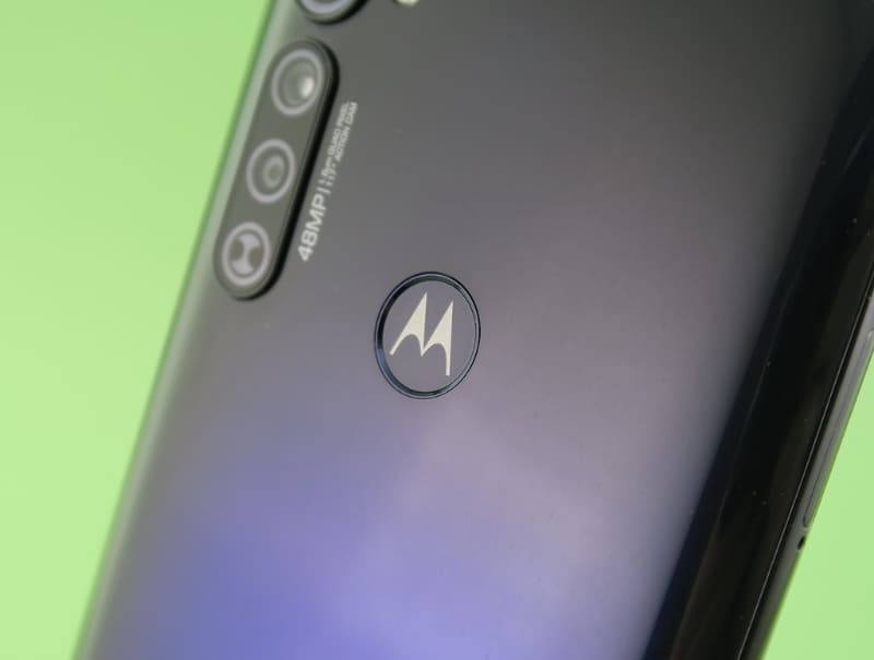 背面の「M」のマークに指紋センサーが内蔵されている。どちらの手で持ってもちょうど人さし指を当てやすい位置にレイアウトされている