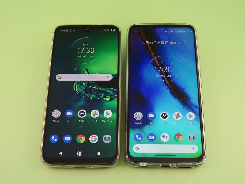 従来の「moto g8 plus」（左）と「moto g pro」（右）はほぼ同サイズだが、インカメラが水滴型ノッチからパンチホールになるなど、細かい部分が異なる