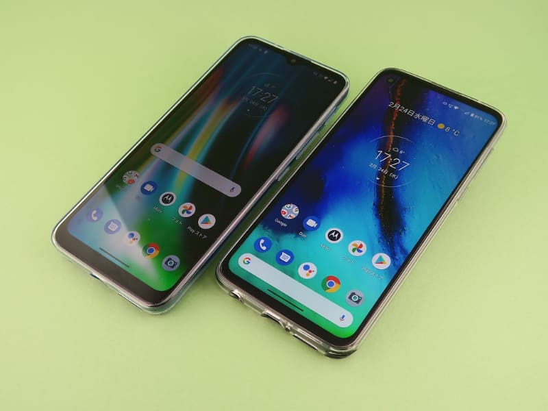 同じタイミングで発表された「moto g9 play」（左）と「moto g pro」。「moto g9 play」はディスプレイが6.5インチで、5000mAhのバッテリーを搭載するため、ひと回り大きい。