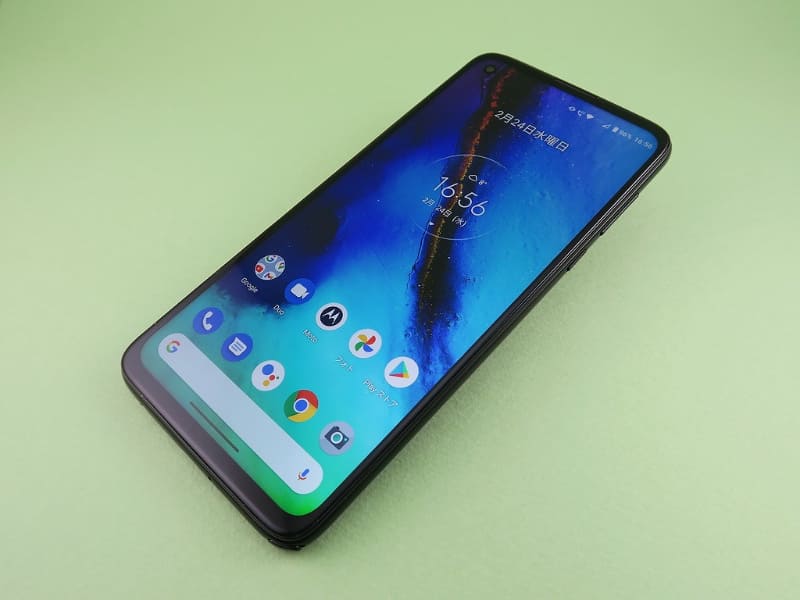 モトローラ・モビリティ「moto g pro」、約158.55mm（高さ）×75.8mm（幅）×9.2mm（厚さ）、約192g（重さ）、ミスティックインディゴ（写真）のみをラインアップ