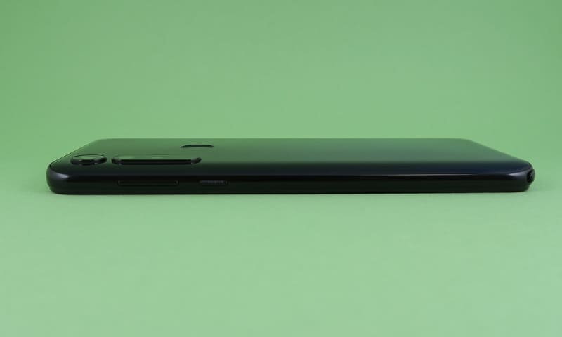 右側面は電源キーとシーソー式の音量キー