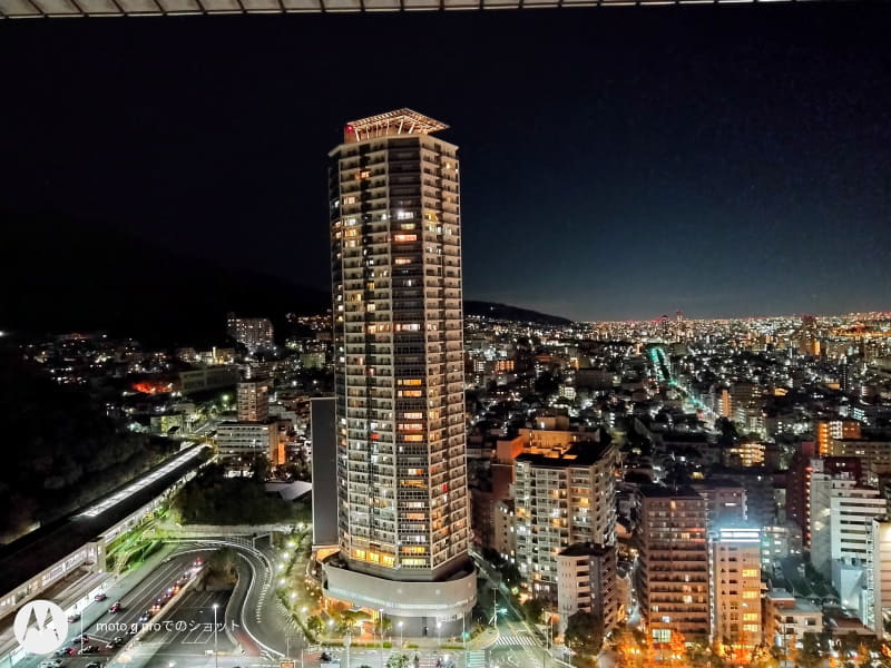 ホテルのガラス越しに夜景を撮影。非常にクリアに撮れている。左下には透かしが入れられるが、英語表記の方がカッコ良かったような……