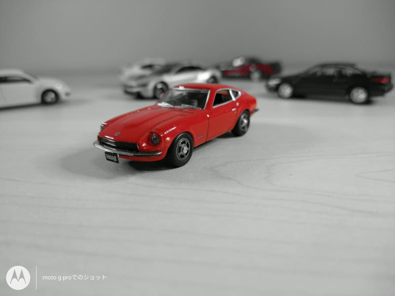 写真モードのスポットカラーで撮影。中央の赤のみを残し、他は白黒で撮影される