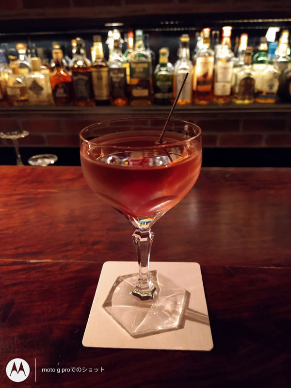 いつもの薄暗いバーで撮影。グラスの光沢、カクテルの色合いなどもきれいに撮影できている