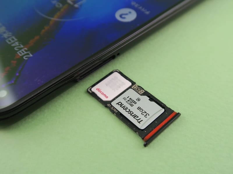 左側面にはピンで取り出すタイプのSIMカードトレイを装備。DSDV対応だが、2枚目のnanoSIMカードはmicroSDメモリーカードと排他利用