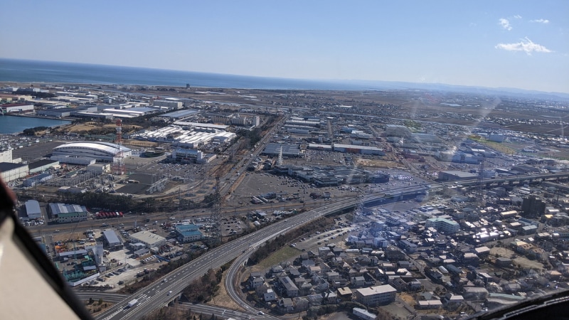 仙台市上空の様子。中央付近に三井アウトレットパーク仙台港、そこから向かって左手に夢メッセみやぎ。手前は三陸自動車道/仙台東部道路 仙台港北IC