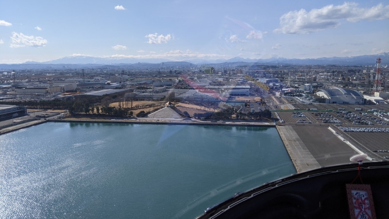スリーエム仙台港パーク（左）と夢メッセみやぎ（右）