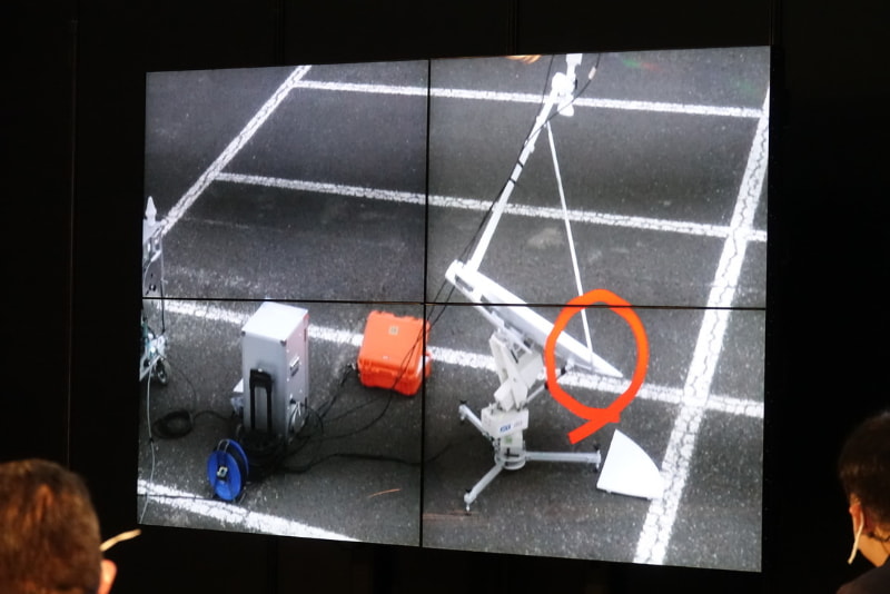 ドローンからの映像。基地局破損箇所をマークしたところ