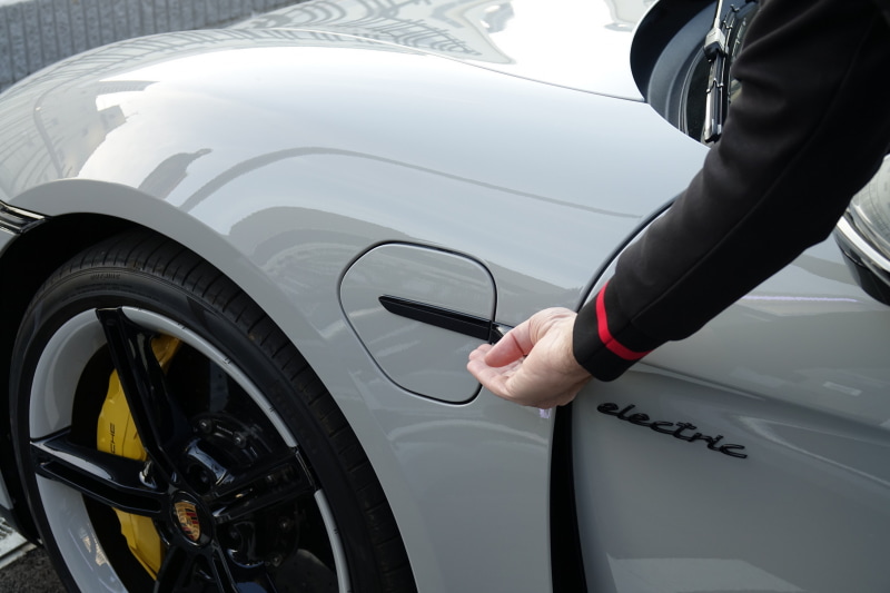 急速充電用（車体左側）のリッド。手をかざすと電動で開く