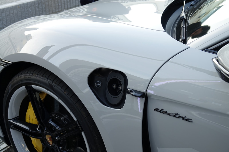 急速充電用（車体左側）のリッド。手をかざすと電動で開く