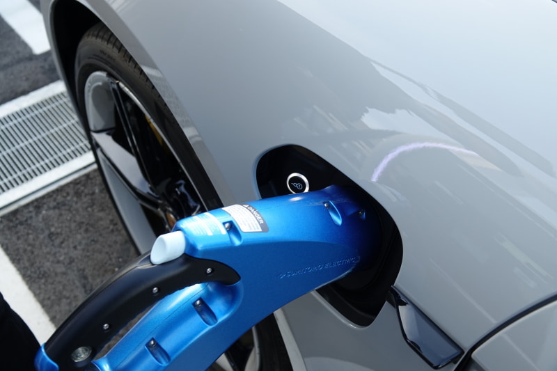 充電が開始されると白→緑色に