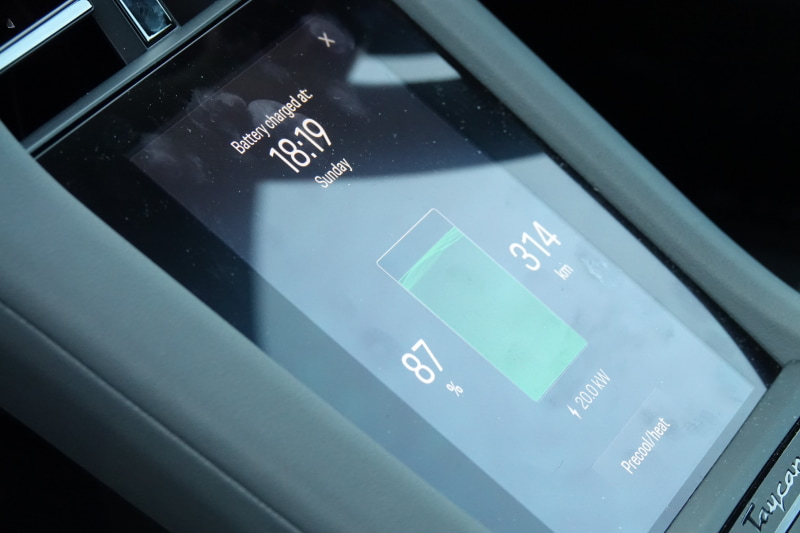 充電中のタイカン車内のコンソールの表示