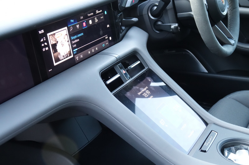 やや左上がナビゲーション。ボタン類は装備されずすべてタッチパネル操作となる