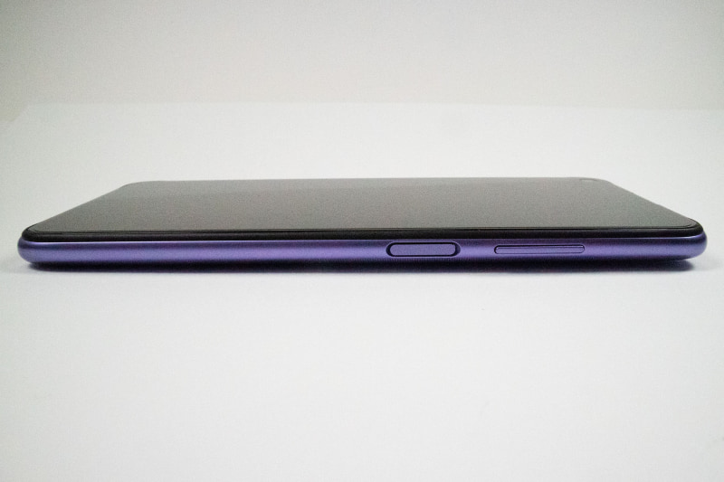 右側面、指紋センサーと音量調整ボタン