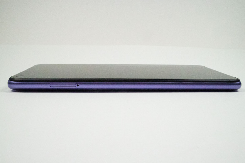 右側面、SIMカードとmicro SIMスロット