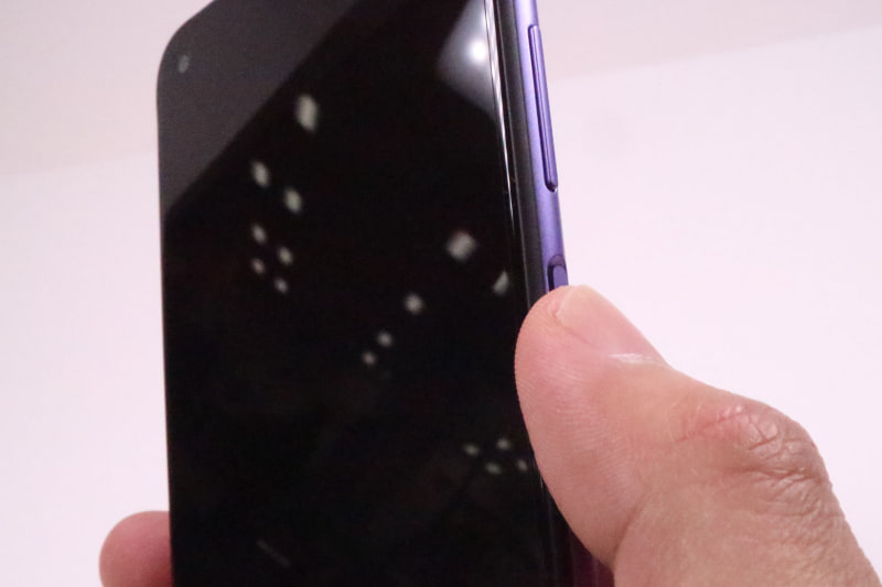 電源ボタン兼指紋センサーは、右側面に配置