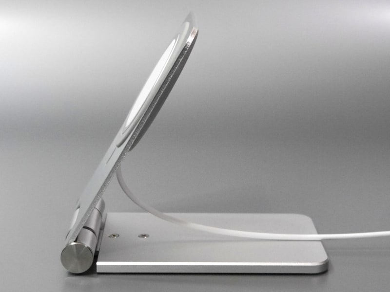 横から見たところ。角度は無段階で調節できる。適度に硬いため勝手にパタンと倒れてしまうこともない