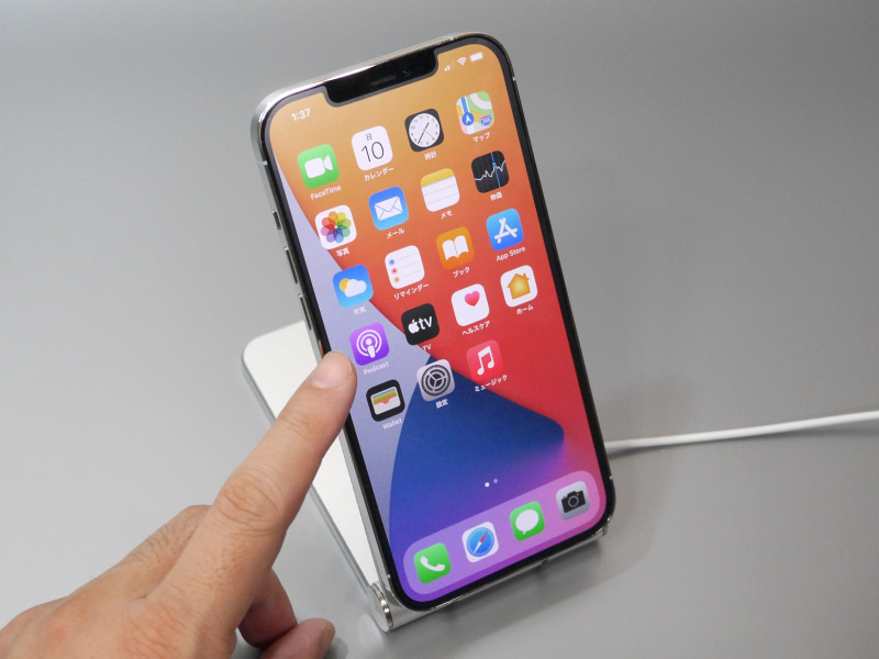 iPhone 12 Pro Maxをセットした状態。こちらは幅がぴったりだ。立てたままの状態で操作することも可能