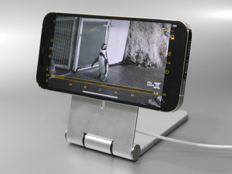 MagSafe充電器の構造上、iPhone本体を90度回転させて横向きにすることもできる。動画鑑賞などに便利だ