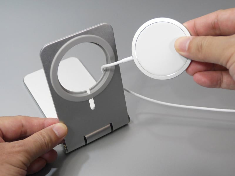 MagSafe充電器を取り付けている様子。背後から通したあとシリコン製のガイドに沿ってはめ込む