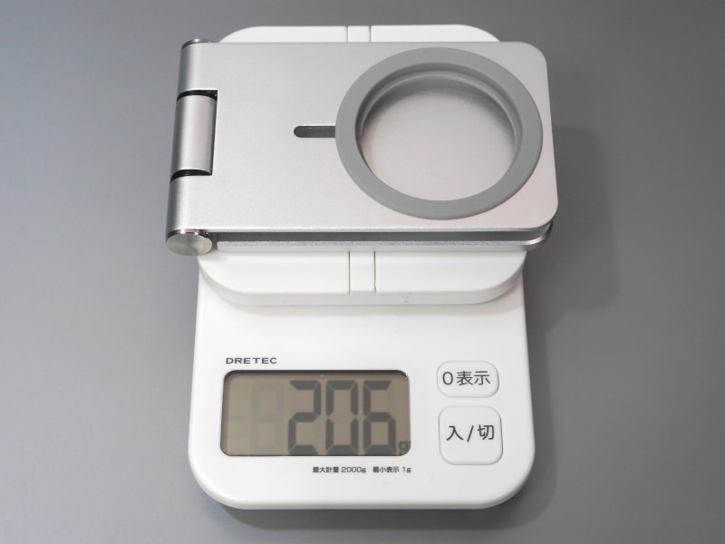 アルミ合金製ゆえ重量は206gとかなり重く、それゆえ安定感は高い。一方で持ち歩いて使う用途には不向きだ