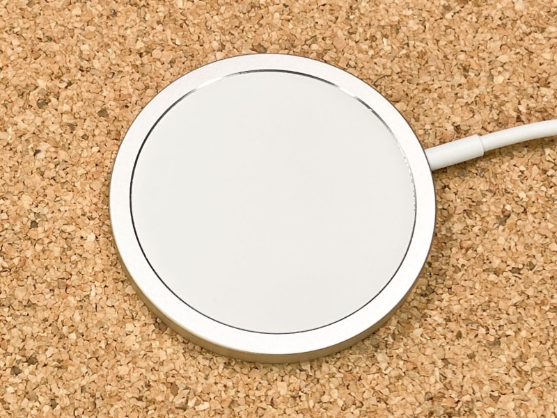 MagSafe充電器の表面(iPhoneに接する面)。机上では上向きであり、充電時はiPhoneと密着している面になるので、思ったほど傷が付かないようだ。