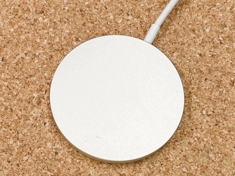 こちらはMagSafe充電器の裏面(iPhoneに接しない面)。机上に置いた時は机面に接し、充電中も何かに接することが多いので、傷付きやすい。写真では下側やや左に2つ3つ傷が見える。肉眼で見るとけっこう目立つ傷だ。